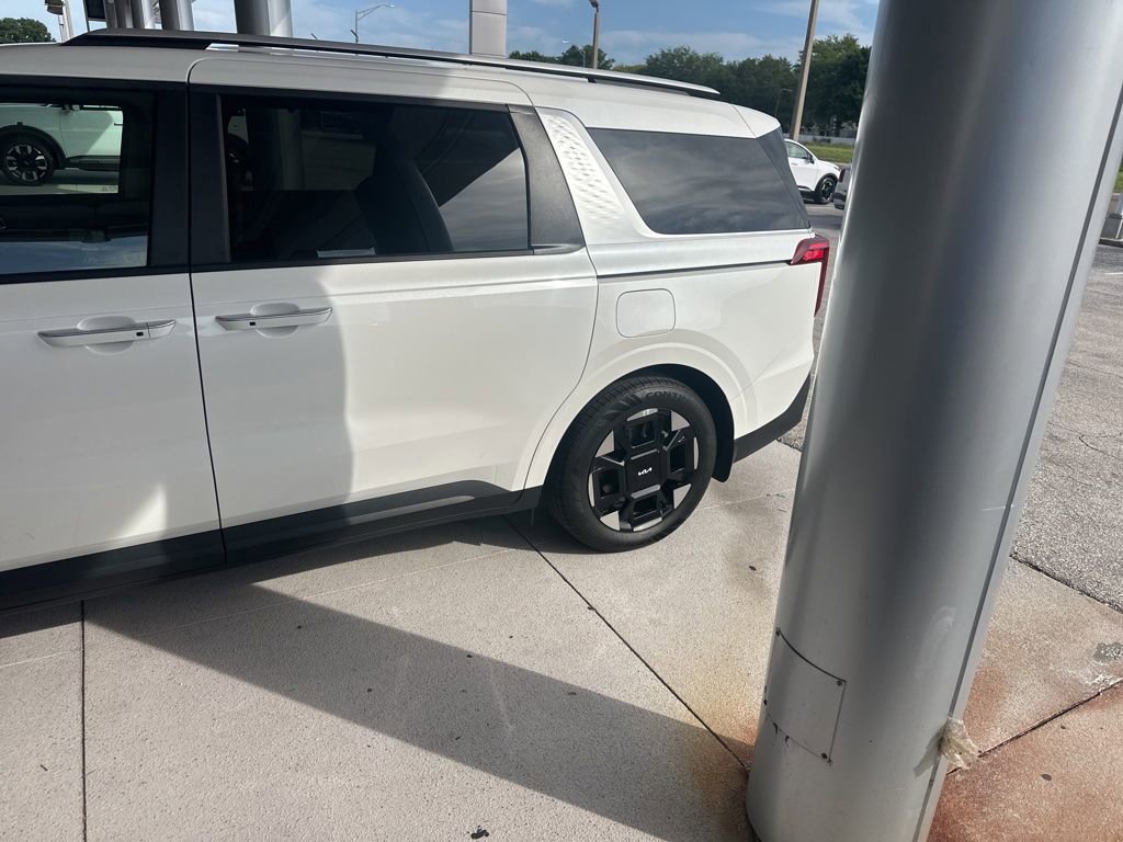 Certified 2025 Kia Carnival EX image 4