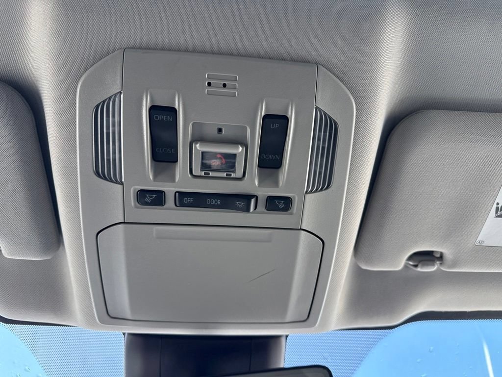 Used 2021 Toyota Highlander XLE AWD/4WD image 21