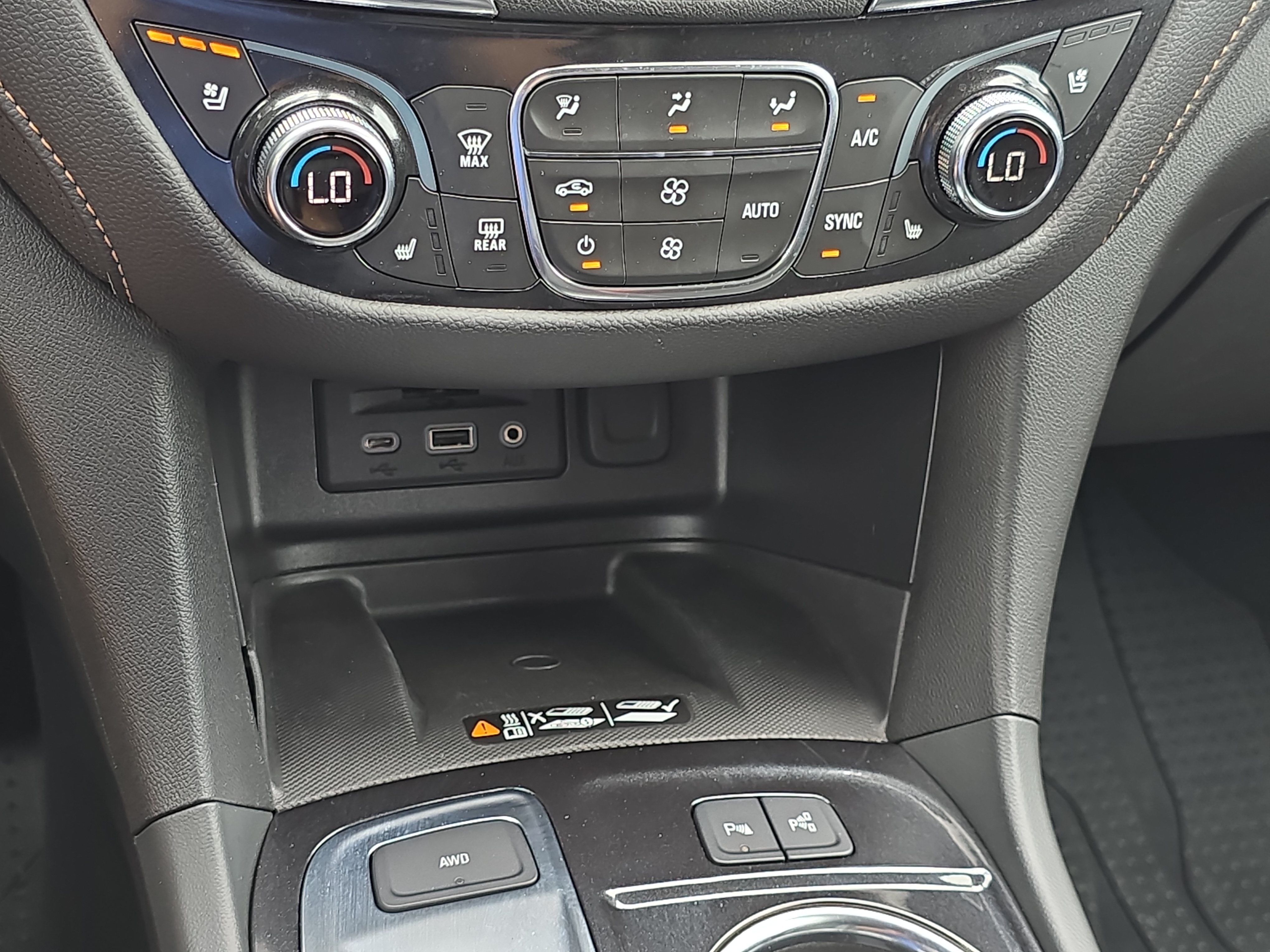Used 2024 Chevrolet Equinox Premier AWD/4WD image 22