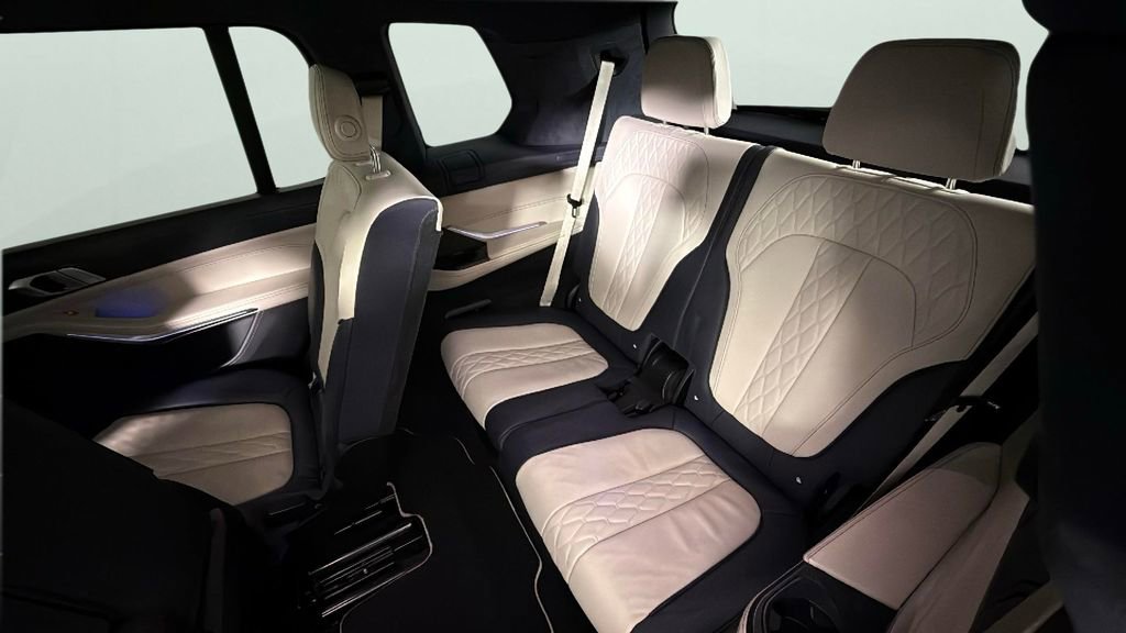 Used 2021 BMW X7 xDrive40i w/ M Sport Package AWD/4WD image 31