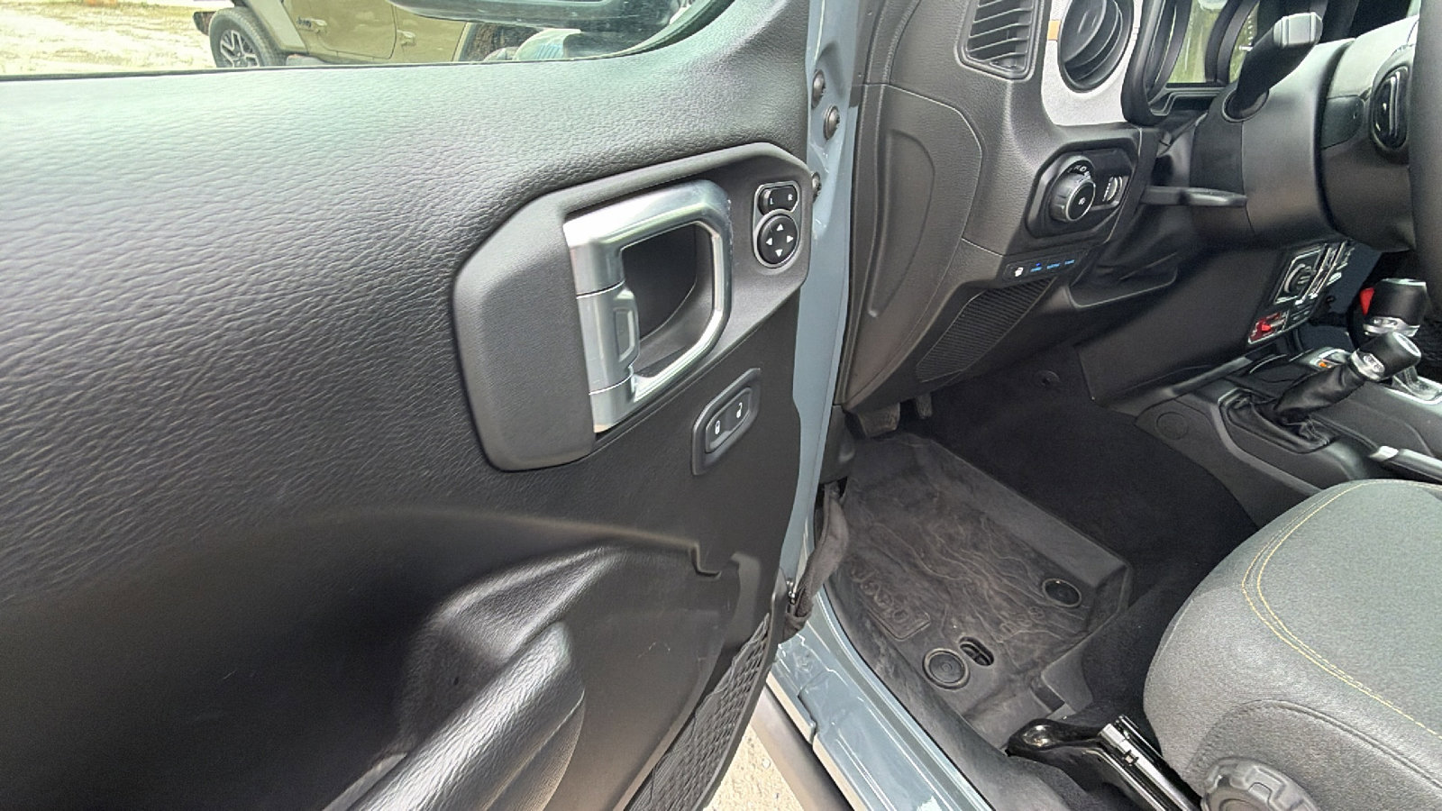 Used 2025 Jeep Wrangler Willys image 15