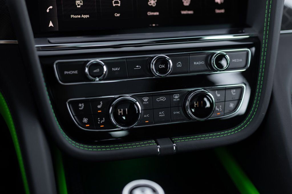 Used 2025 Bentley Bentayga image 46