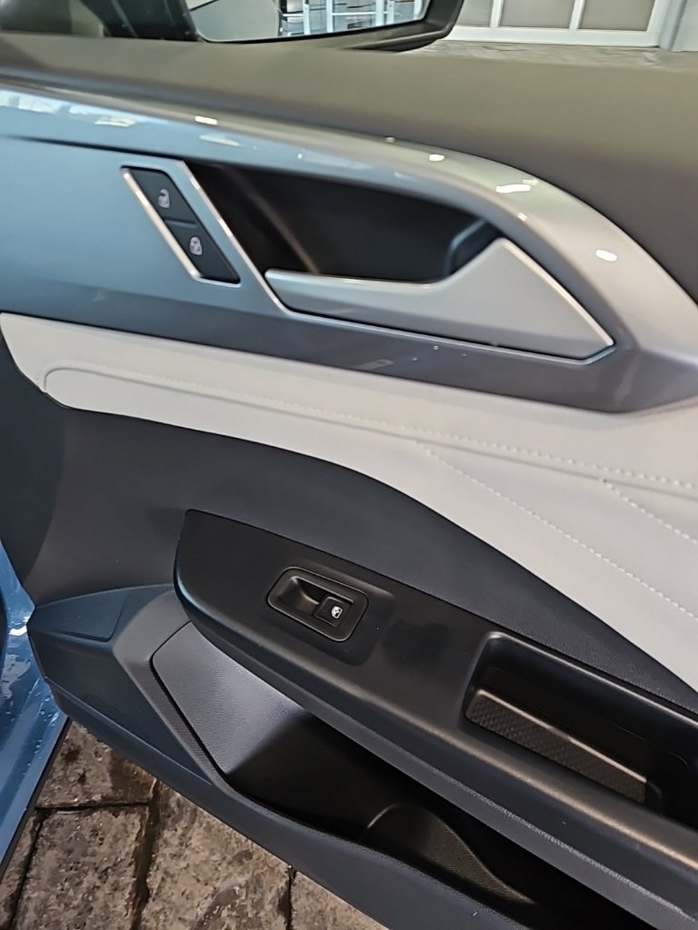 Used 2025 Volkswagen Taos SEL image 12