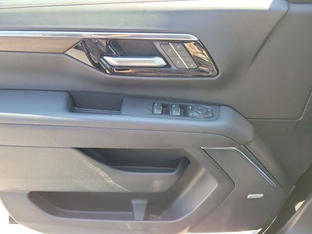 Used 2025 Chevrolet Suburban High Country AWD/4WD image 16