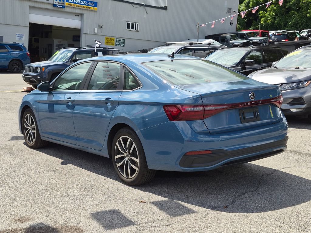 Used 2025 Volkswagen Jetta SE FWD image 9