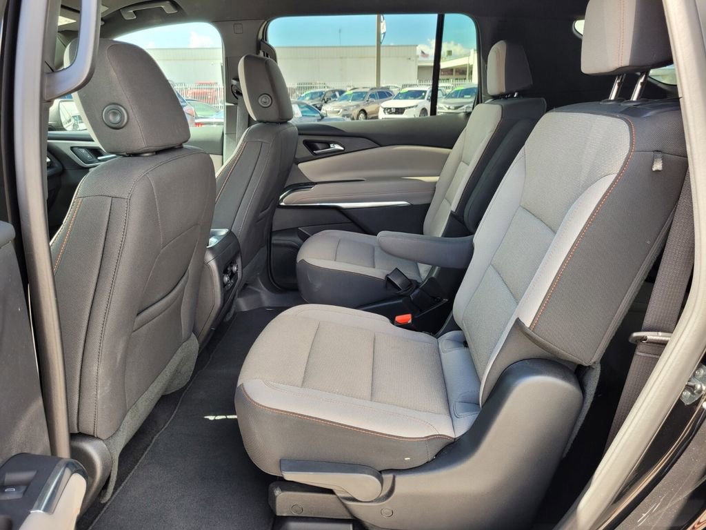 Certified 2025 Chevrolet Traverse LT FWD image 14