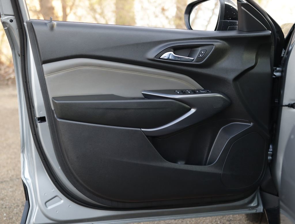 Used 2024 Chevrolet Trax ACTIV w/ Sunroof Package image 25