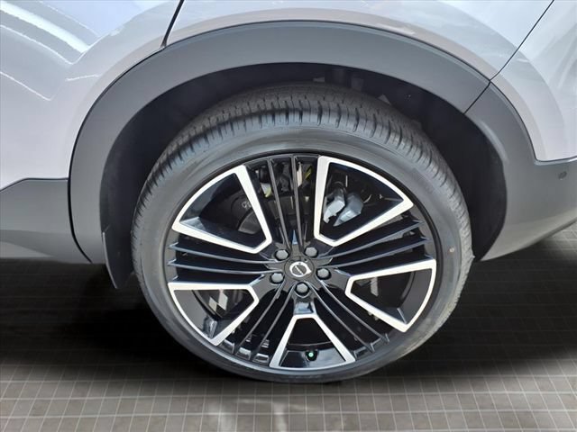 New 2026 Volvo XC40 B4 Plus w/ Protection Package Premier FWD image 7