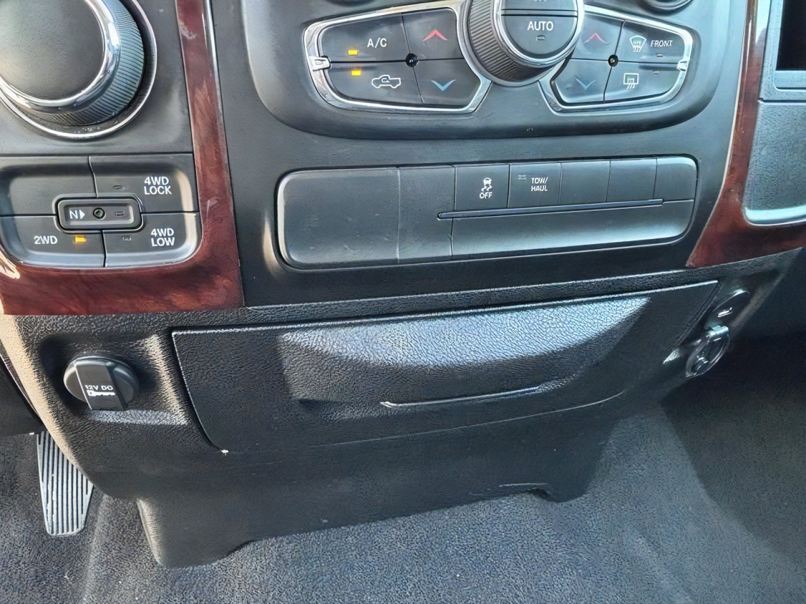 Used 2019 RAM 1500 Classic SLT w/ Luxury Group AWD/4WD image 15