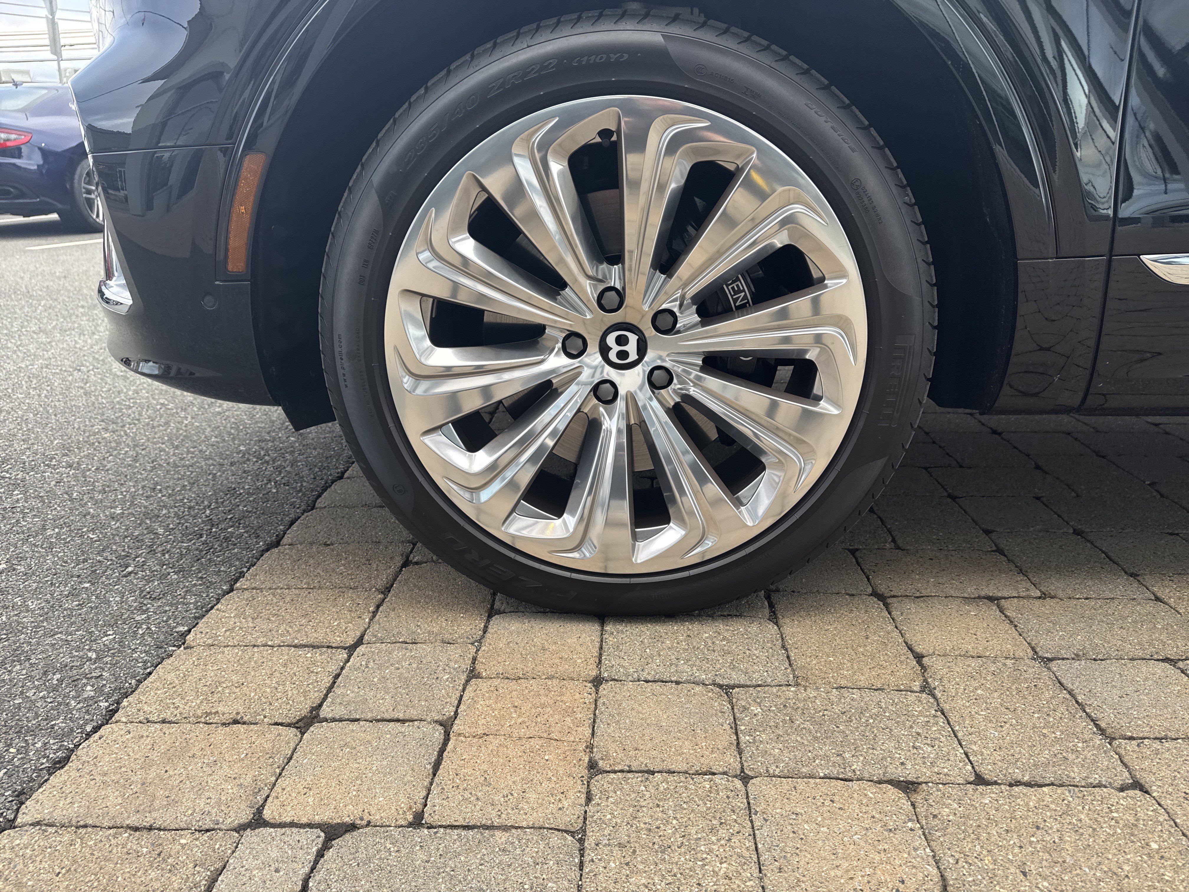 Used 2023 Bentley Bentayga Extended Wheelbase image 6