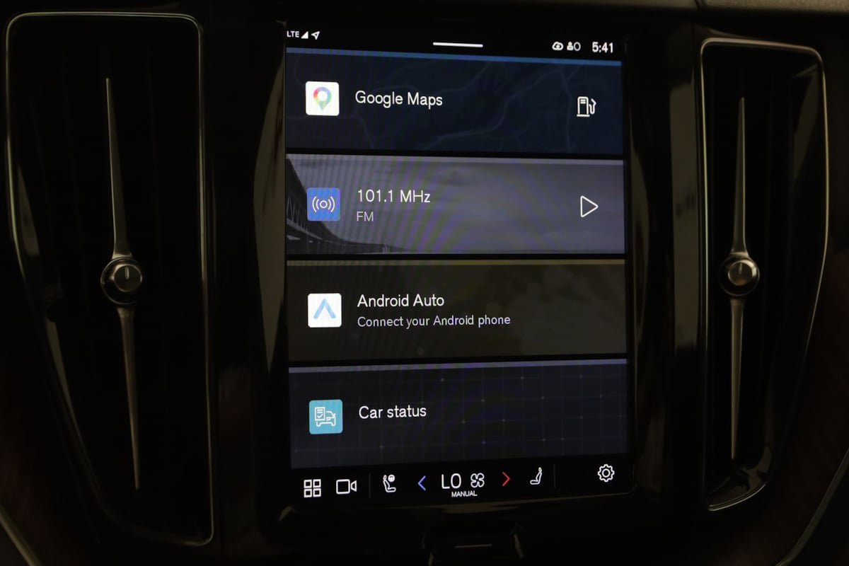 Used 2023 Volvo XC60 B5 Plus image 32