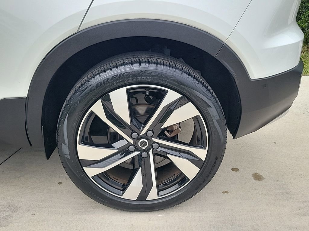 Used 2023 Volvo XC40 B4 Plus w/ Driver Assist Package image 4