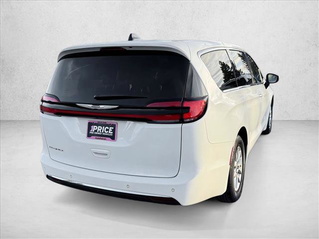 Used 2023 Chrysler Pacifica Touring-L image 6