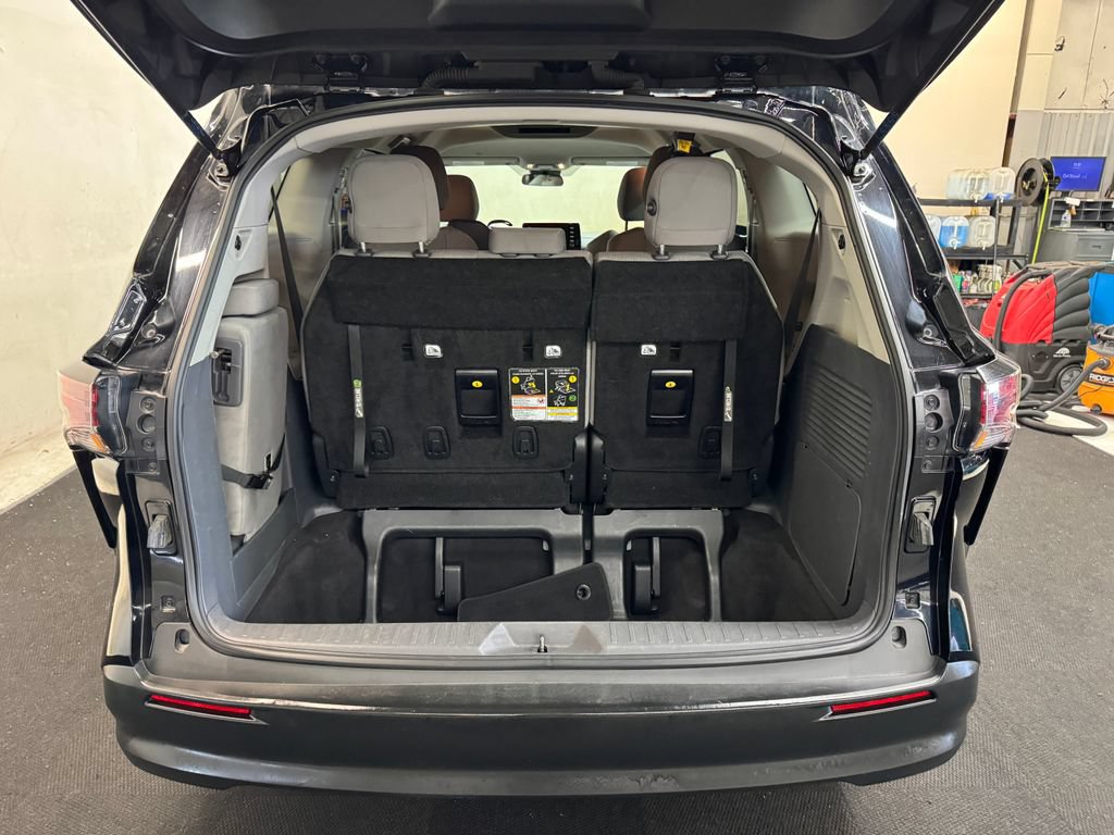 Used 2024 Toyota Sienna LE AWD/4WD image 6