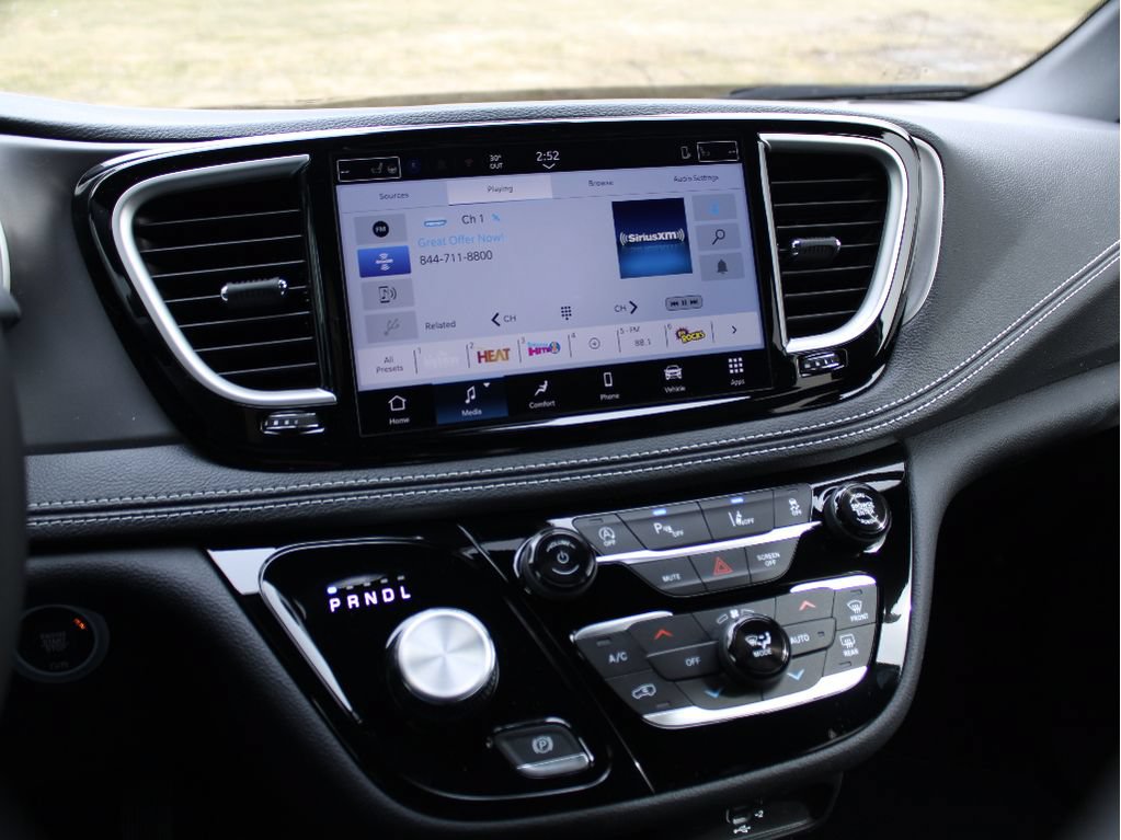 New 2026 Chrysler Pacifica Select AWD/4WD image 17