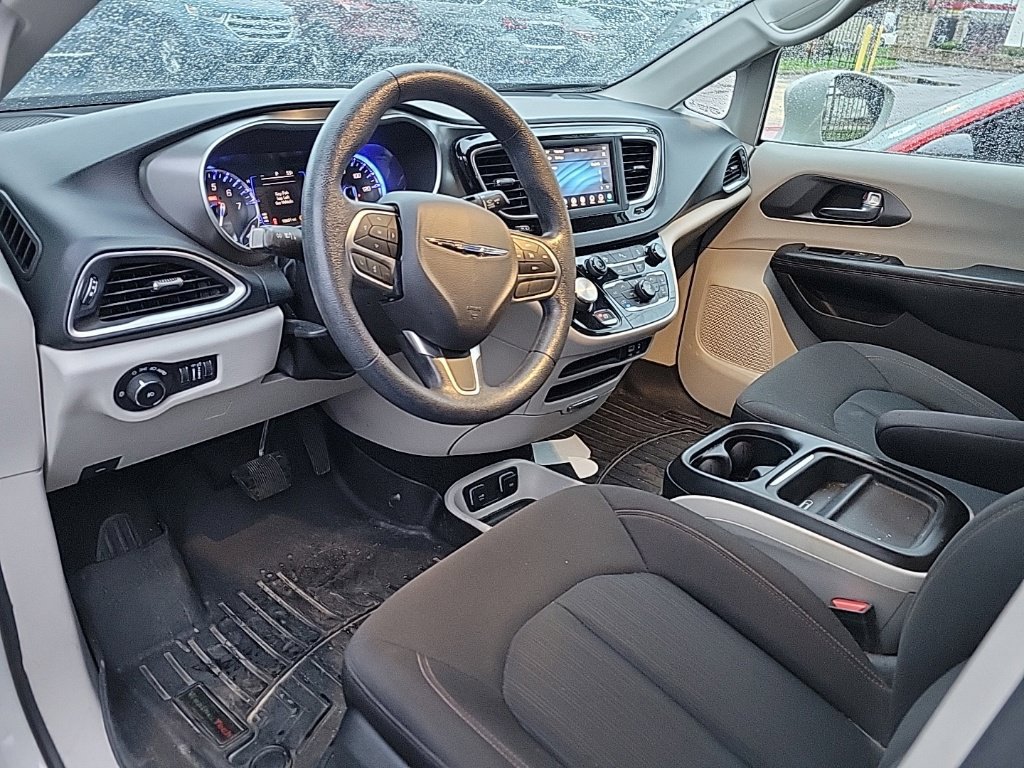 Used 2020 Chrysler Pacifica Touring FWD image 7