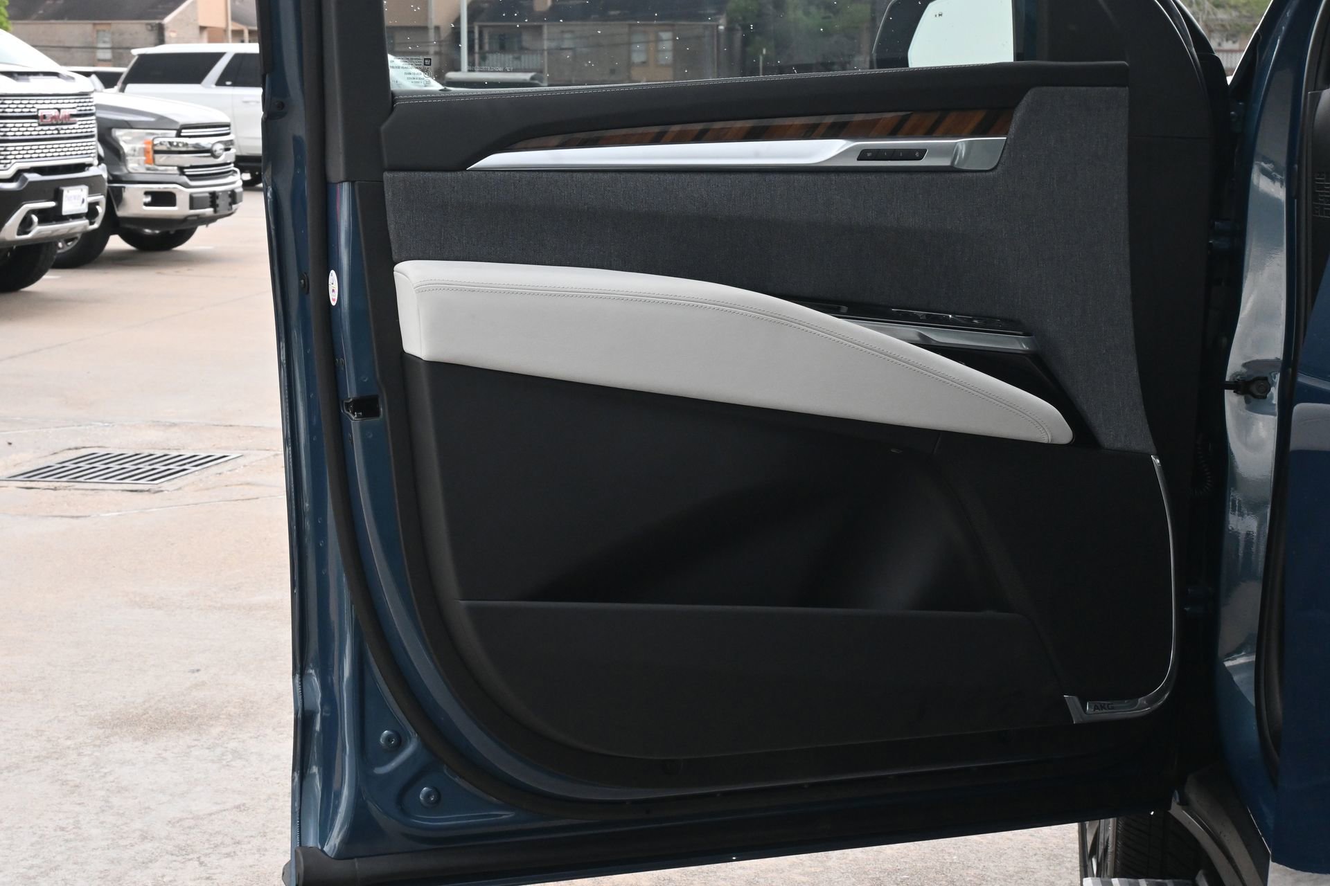 Certified 2026 Cadillac Escalade Platinum Sport w/ LPO, ONYX Package AWD/4WD image 18