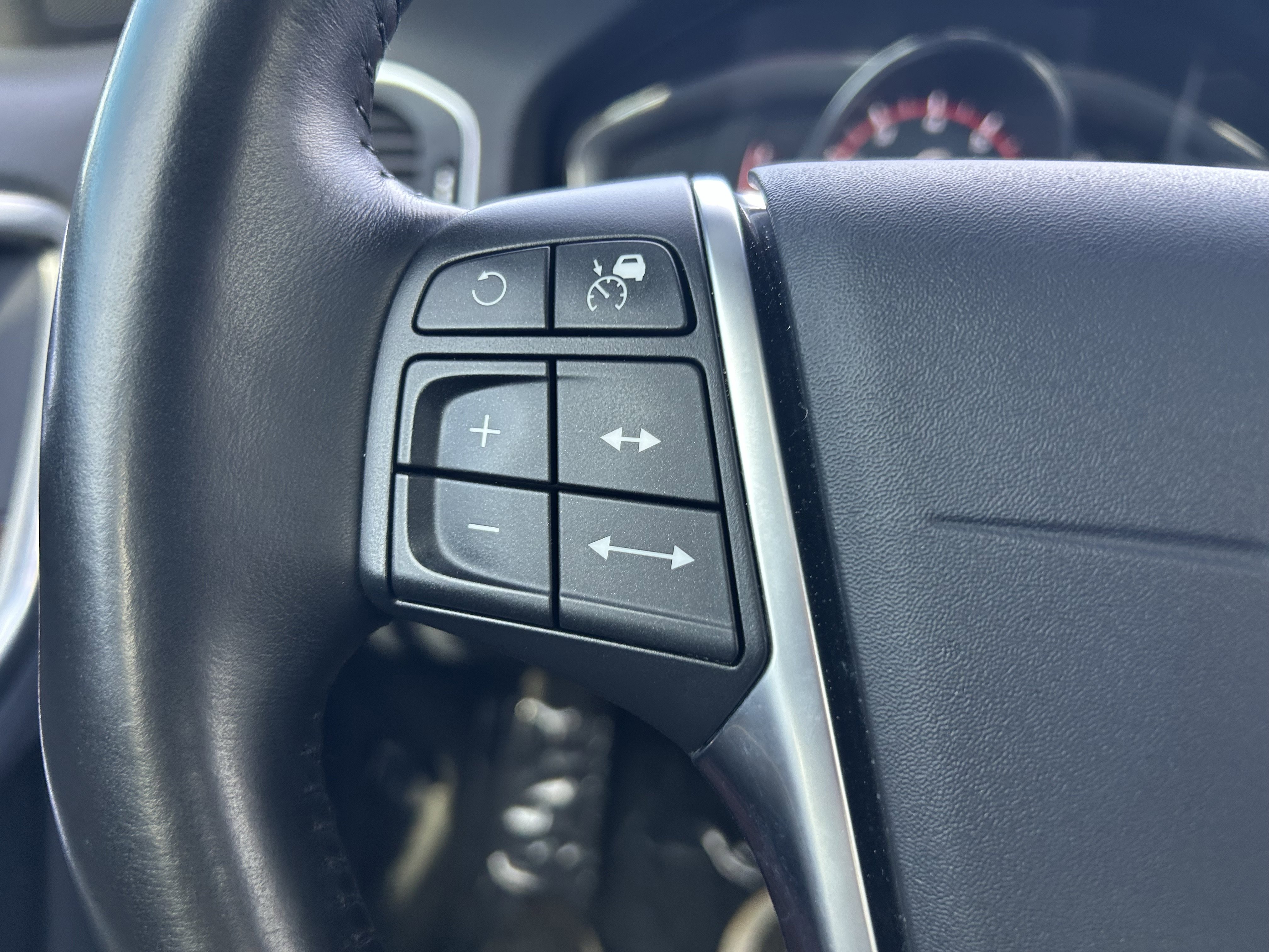 Used 2017 Volvo V60 T5 Platinum w/ Climate Package image 18