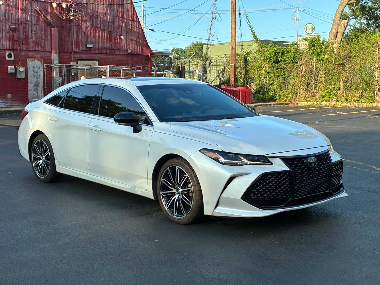 Used 2019 Toyota Avalon Touring FWD image 4