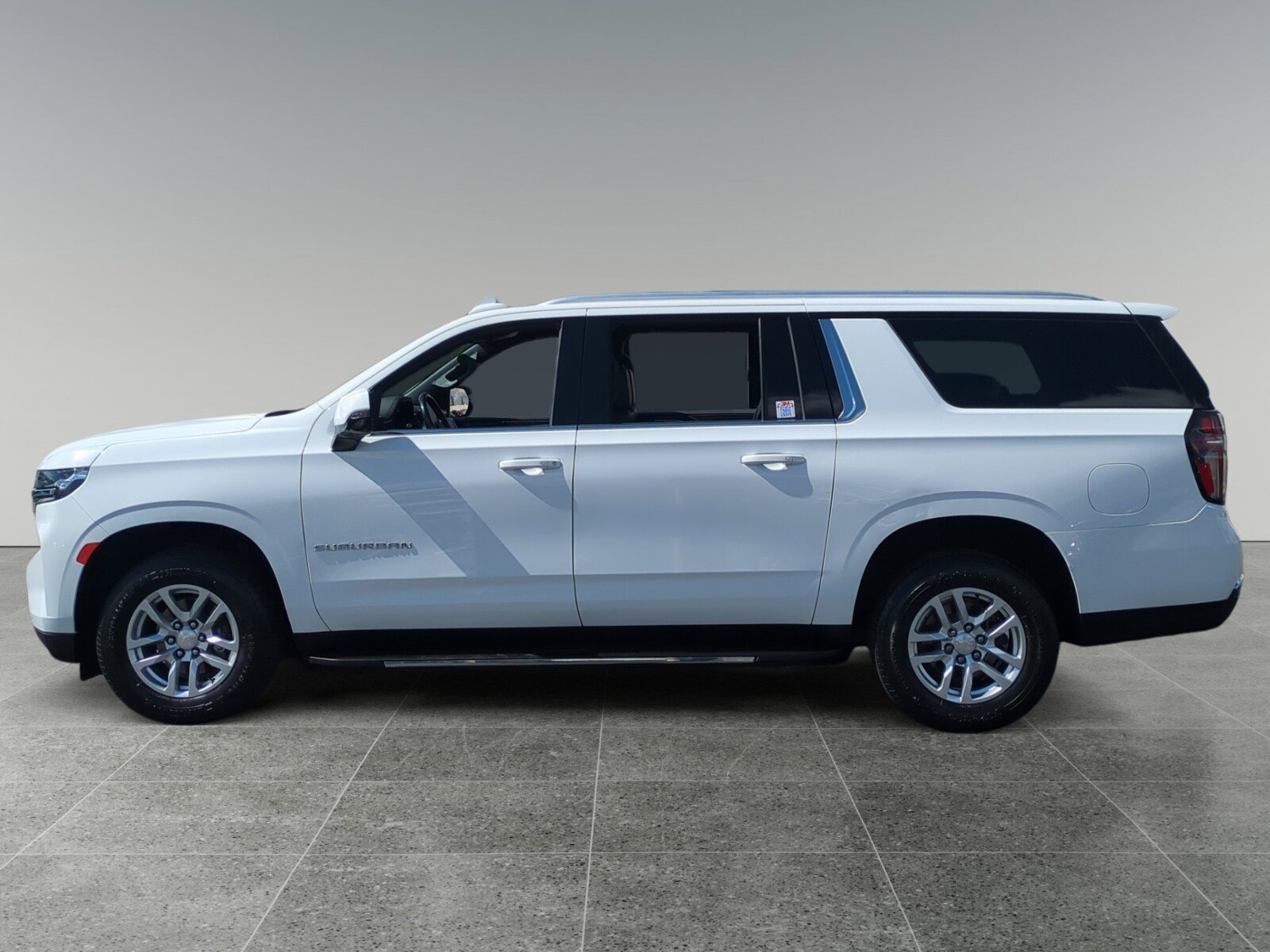 Used 2022 Chevrolet Suburban LT w/ Luxury Package AWD/4WD image 2