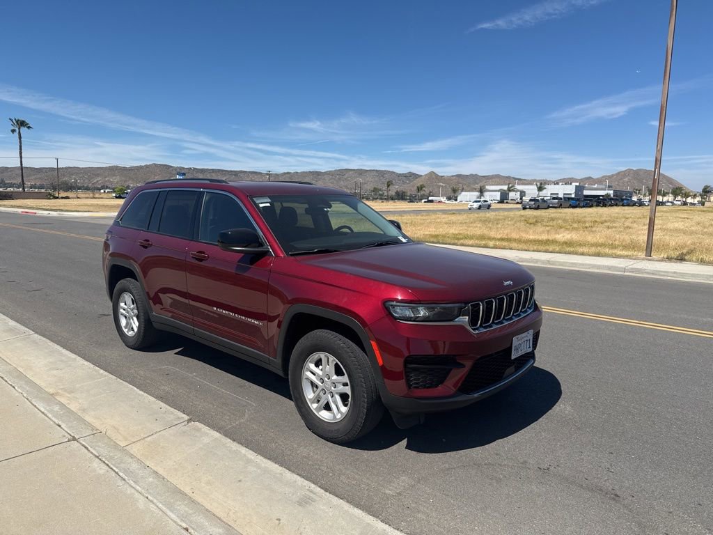 Used 2023 Jeep Grand Cherokee Laredo image 2