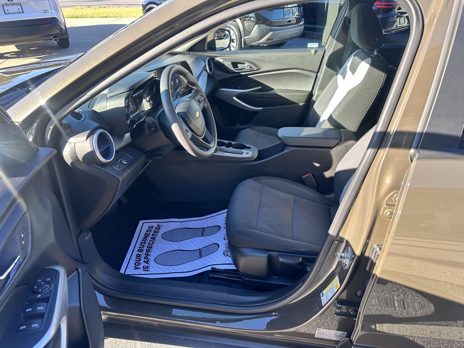 Used 2024 Chevrolet Trax LS w/ LS Convenience Package FWD image 15