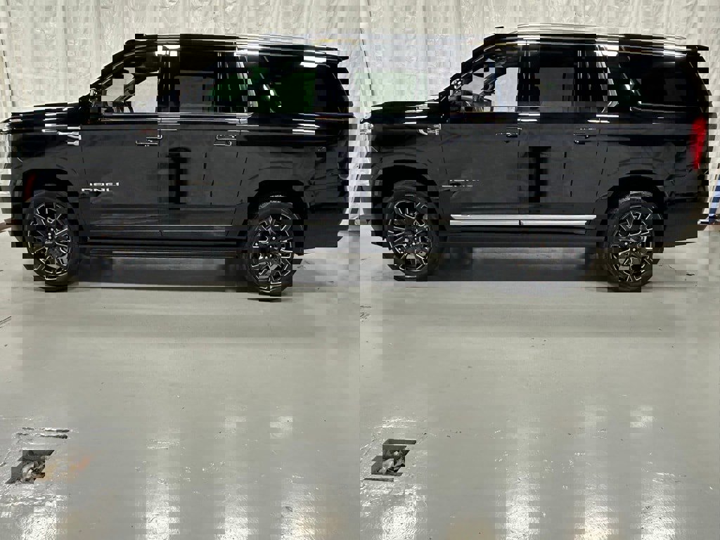 Used 2025 GMC Yukon XL Denali w/ Sun & Power Step Package image 4