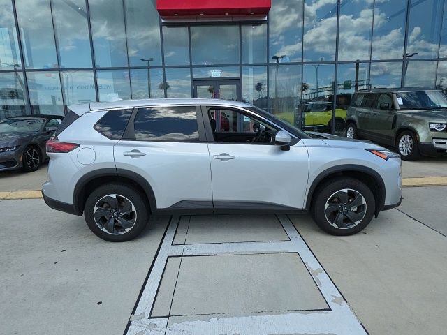 Used 2024 Nissan Rogue SV FWD image 3