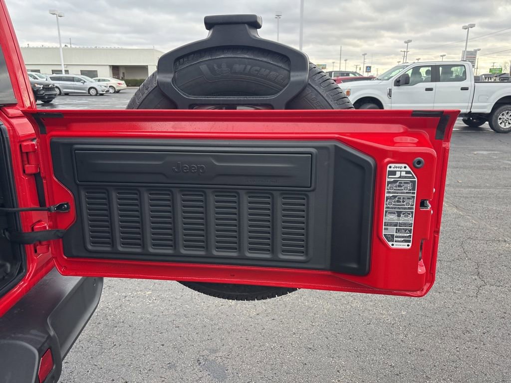 Used 2025 Jeep Wrangler Sahara image 14