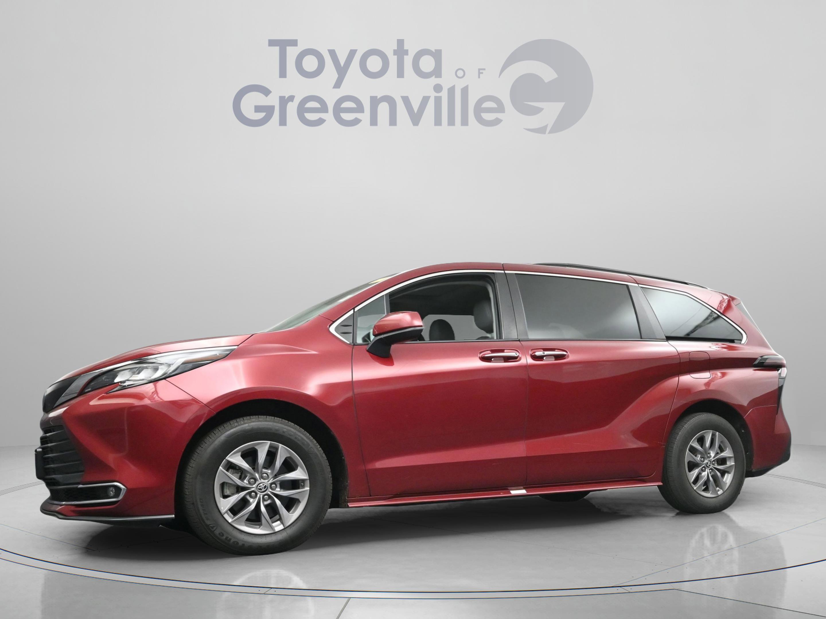 Used 2023 Toyota Sienna XLE image 2