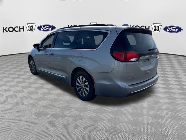 Used 2017 Chrysler Pacifica Touring-L FWD image 6