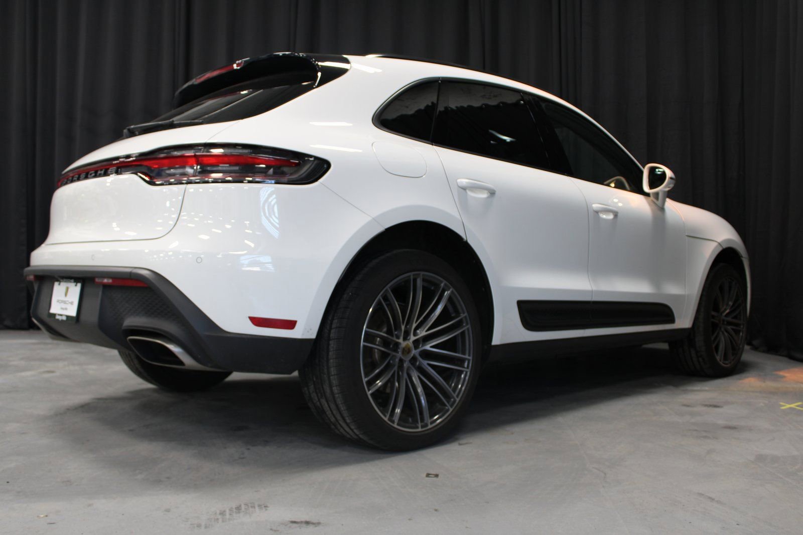 Certified 2025 Porsche Macan image 3