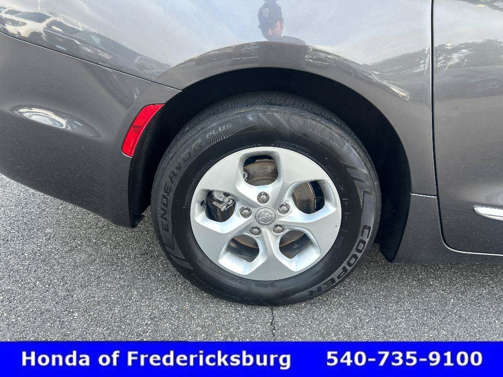 Used 2017 Chrysler Pacifica Touring-L Plus FWD image 32