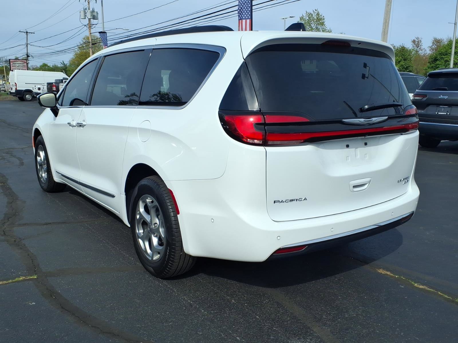 Used 2023 Chrysler Pacifica Limited AWD/4WD image 5