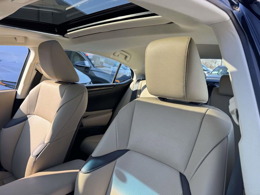 Used 2021 Lexus ES 300h w/ Premium Package image 17