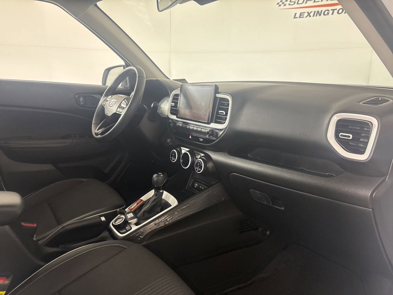 Used 2025 Hyundai Venue Limited image 29