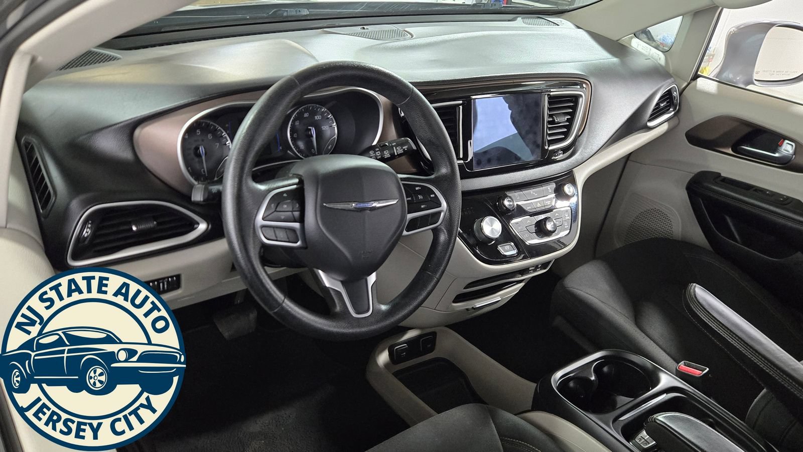 Used 2019 Chrysler Pacifica Touring Plus w/ Tire & Wheel Group FWD image 10