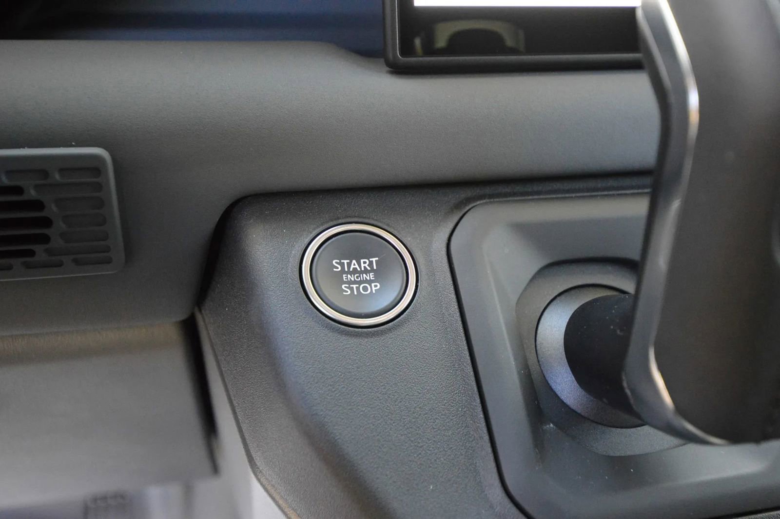 Used 2025 Land Rover Defender 110 X-Dynamic SE image 46