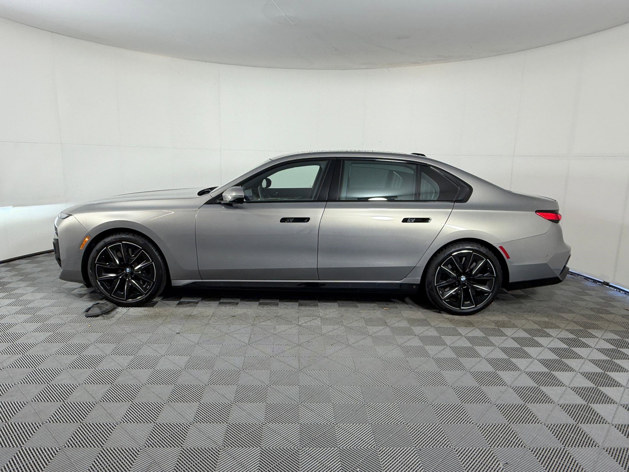 Certified 2024 BMW 760i xDrive w/ Executive Package AWD/4WD image 2