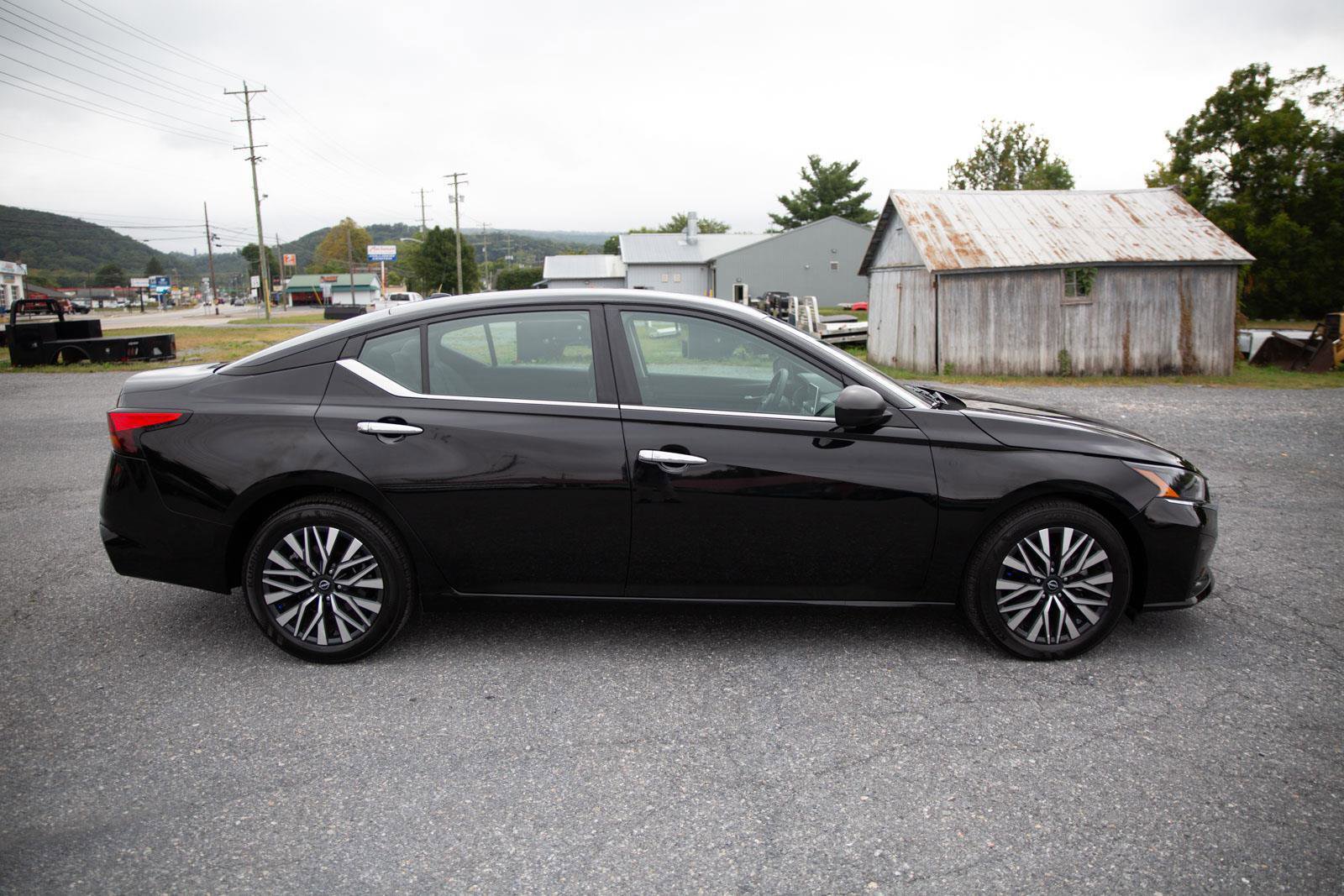 Used 2024 Nissan Altima 2.5 SV image 2