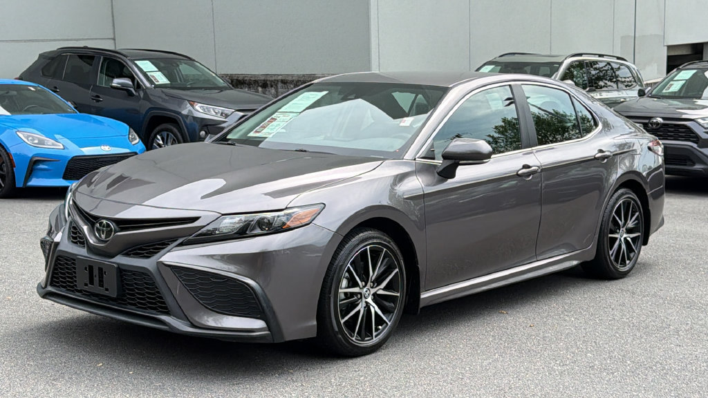 Used 2024 Toyota Camry SE FWD image 2