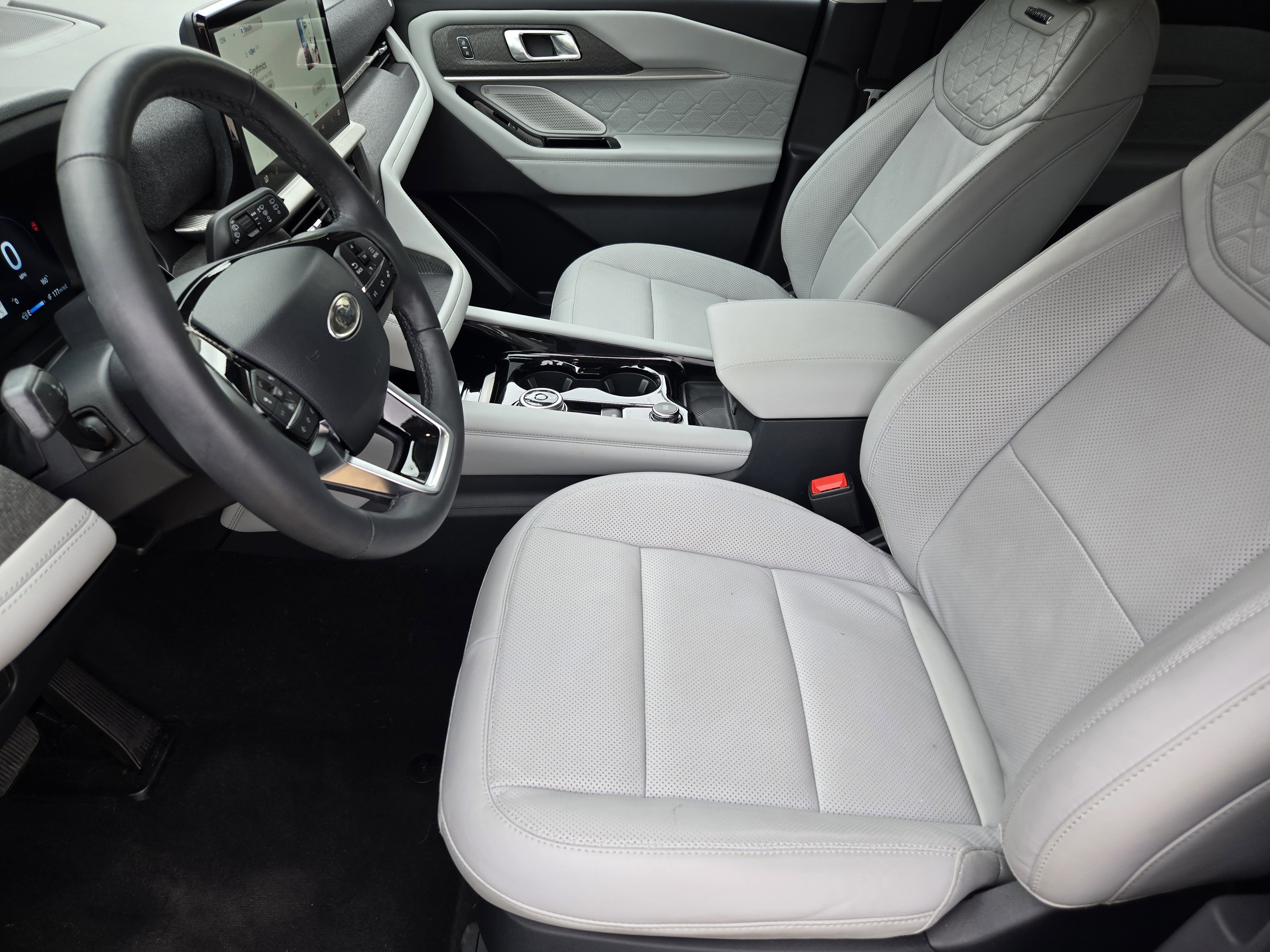 Used 2025 Ford Explorer Platinum w/ Ultimate Package AWD/4WD image 9