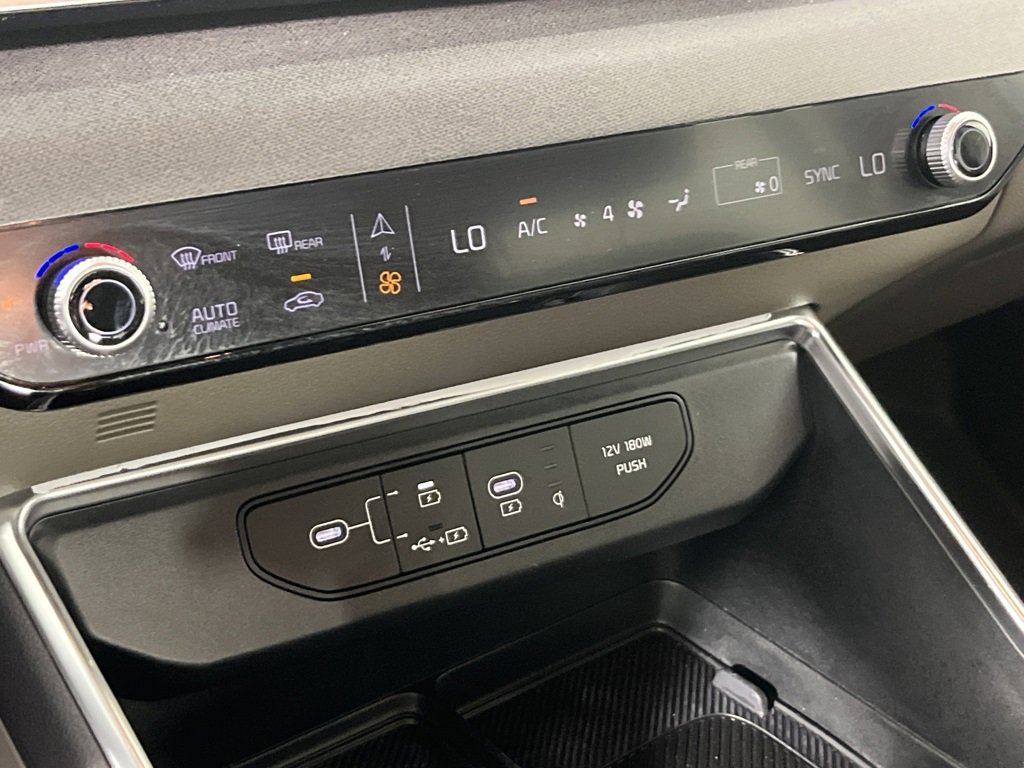 Used 2025 Kia Carnival EX image 20