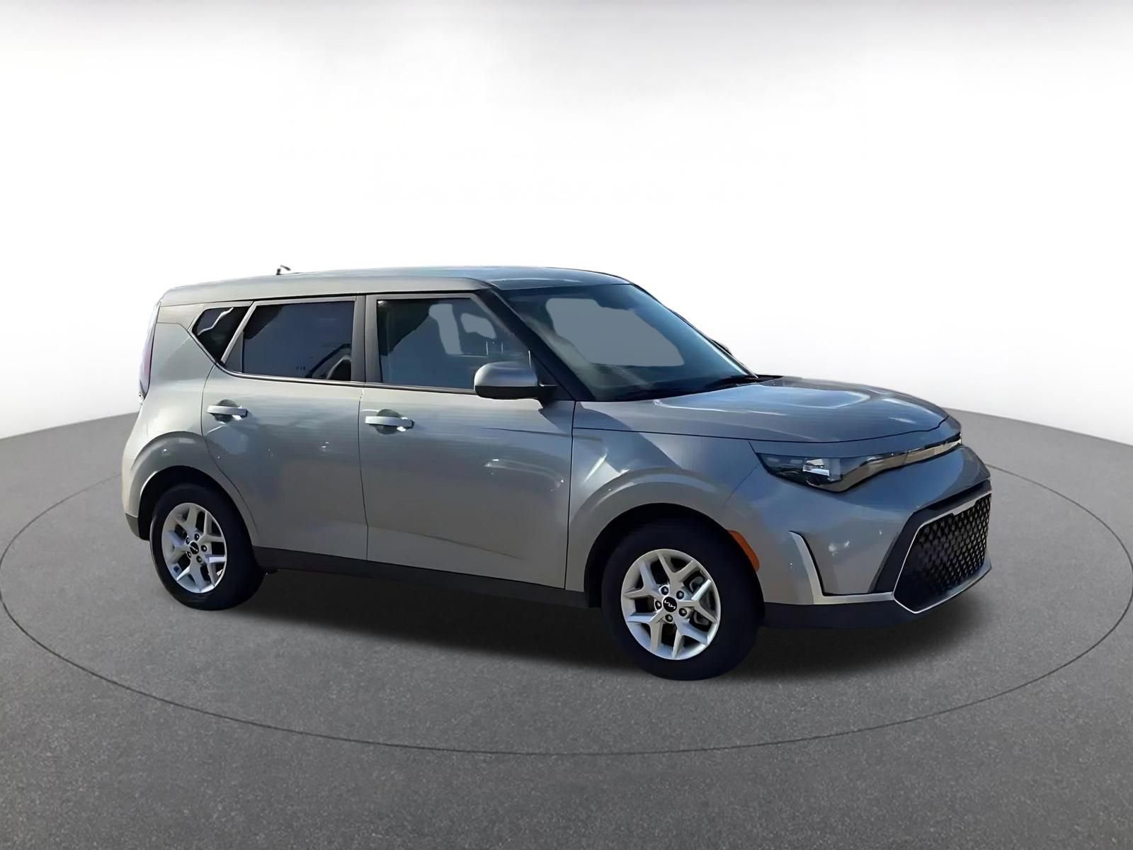 Used 2025 Kia Soul LX w/ LX Technology Package image 2