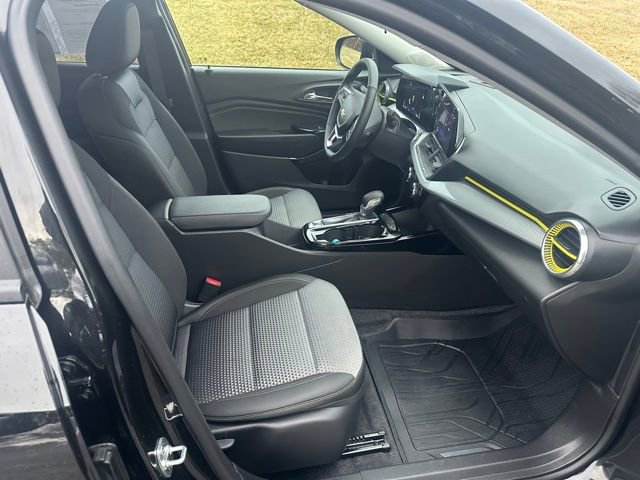 Certified 2025 Chevrolet Trax LT w/ LT Convenience Package image 14