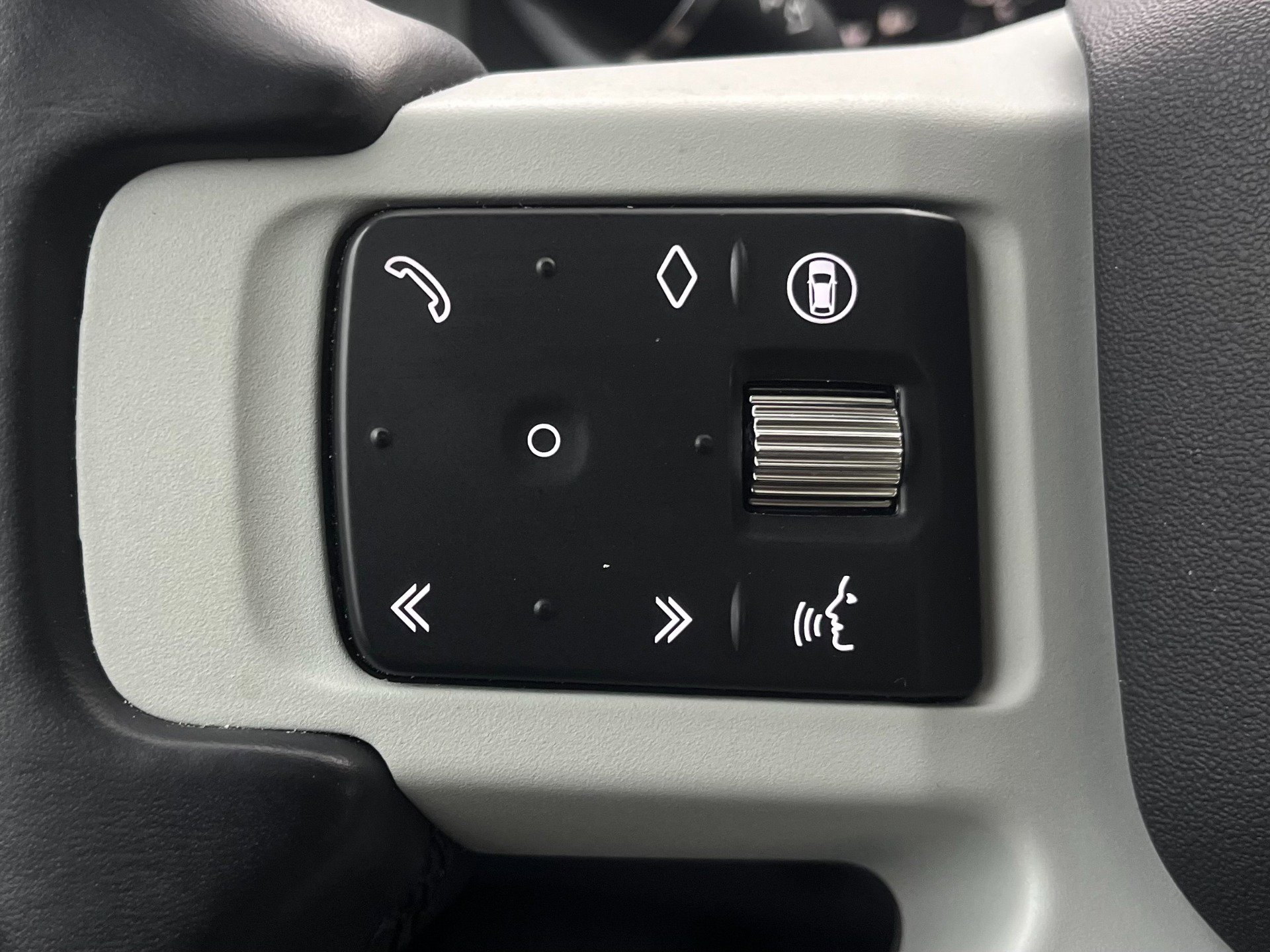 Used 2024 Land Rover Defender 110 SE image 39