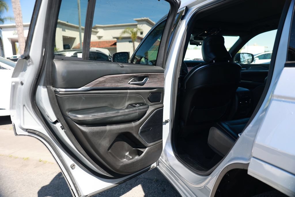 Used 2023 Jeep Grand Cherokee Overland w/ Advanced Protech Group III AWD/4WD image 34