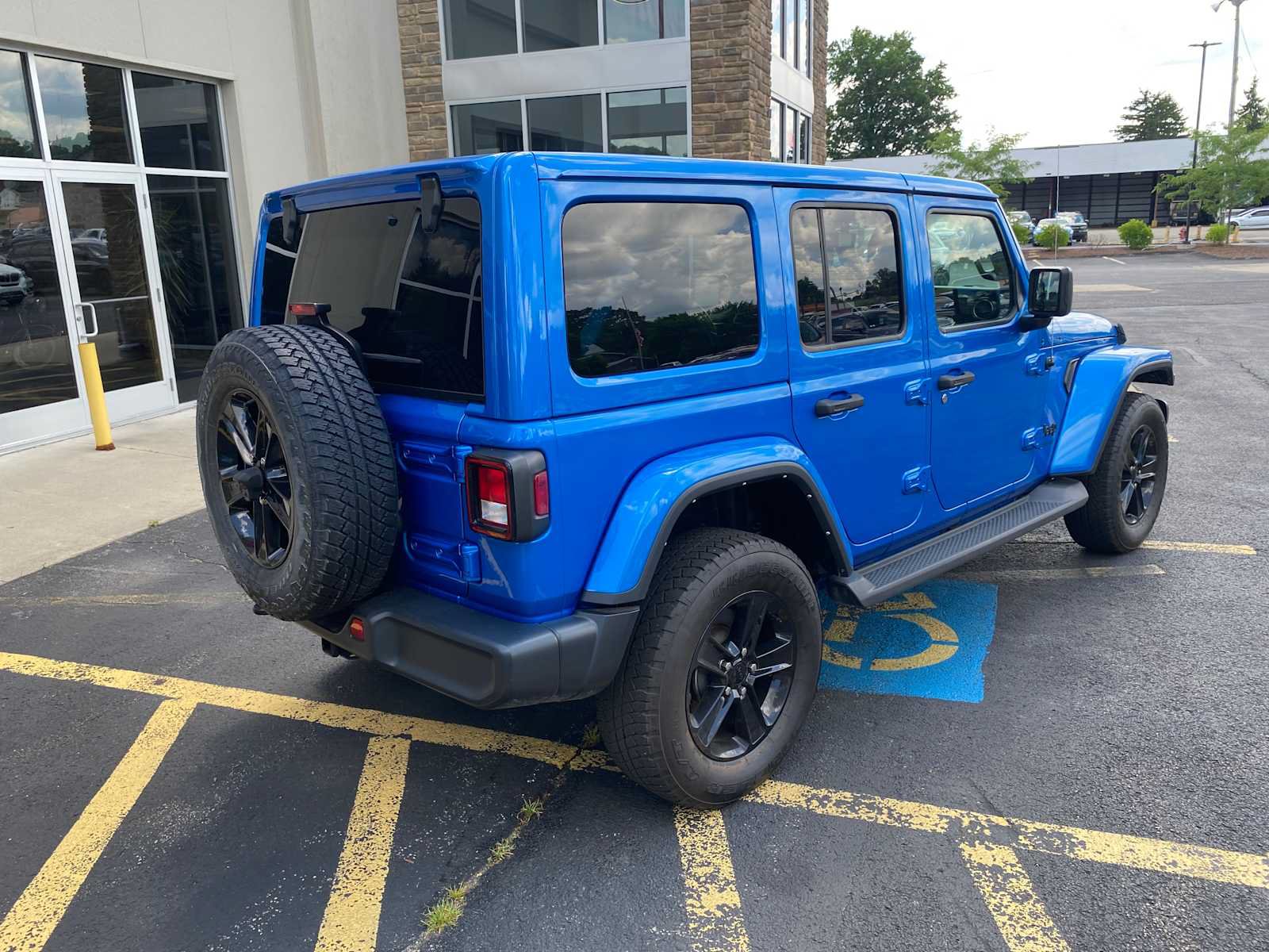 Used 2022 Jeep Wrangler Unlimited Sahara AWD/4WD image 4