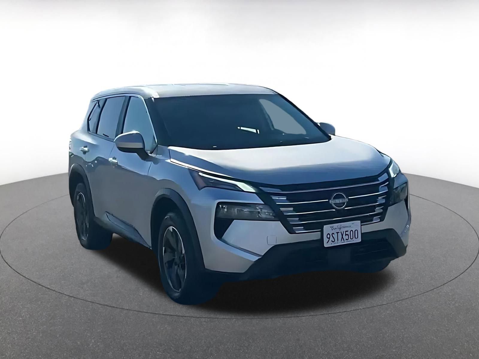 Used 2025 Nissan Rogue SV image 3