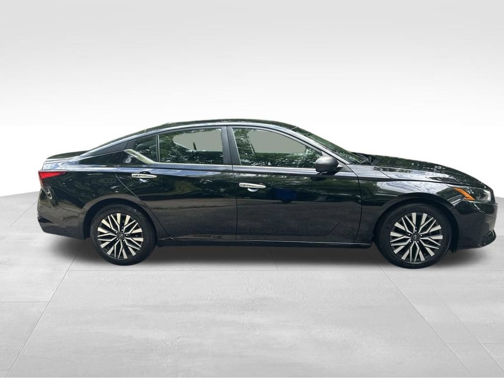 Used 2024 Nissan Altima 2.5 SV FWD image 7
